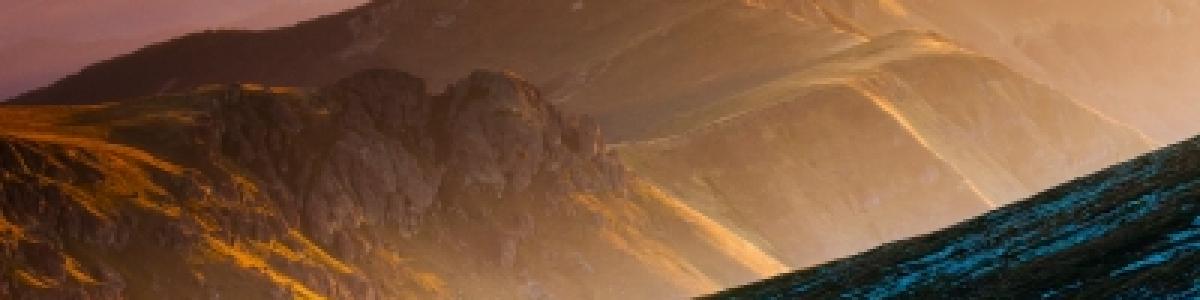 Snoet vej mellem bjerge